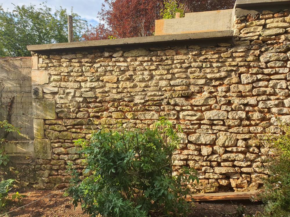 Murs en pierre près de Mirebeau 