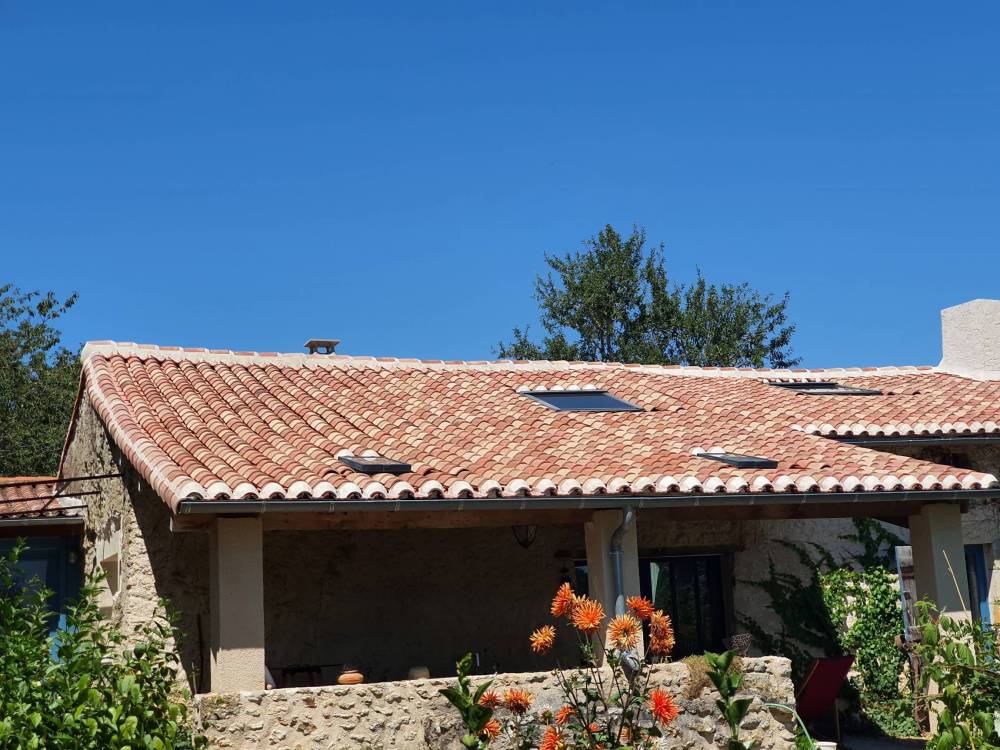 Maison avec pierres et tuiles